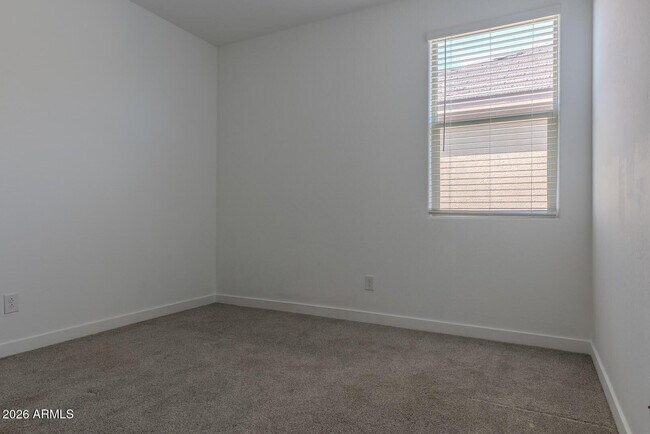 Building Photo - 9115 W Glenrosa Ave