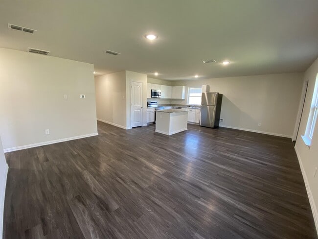 Building Photo - 104 Holiday Dr