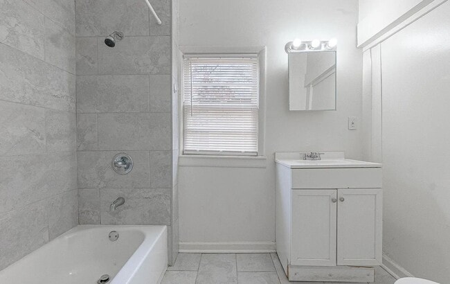 Building Photo - 4 bedroom, 2 bathroom near the University ...