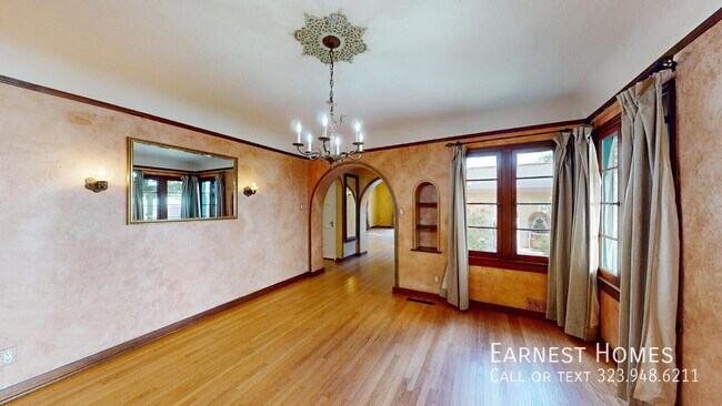 Building Photo - 842 E Walnut Ave