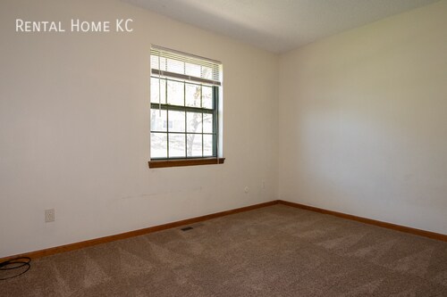 Building Photo - 3-bed 2-full-bath Duplex w/Double Garage  ...
