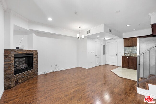 Building Photo - 5633 Carlton Way