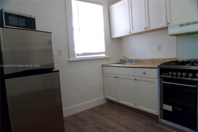 Building Photo - 501 SW 6th Ct