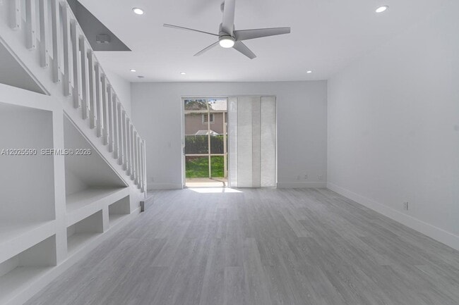 Building Photo - 2098 Madeira Dr