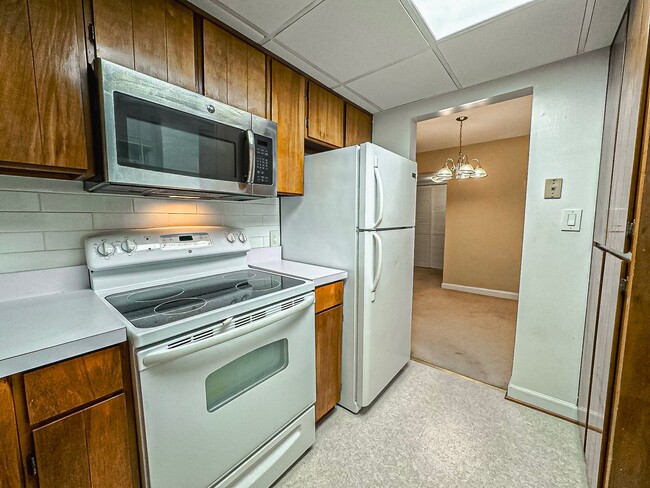 Building Photo - Charming 1 Bed 1 Bath Condo In Amenity-filled Fairlington Villages - Water Included