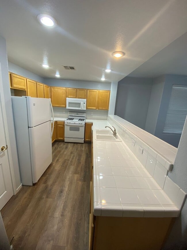 Building Photo - AMERICANA Property Mgmt - 3 beds Condo in ...