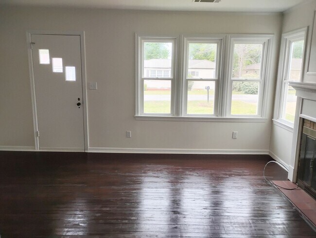 Building Photo - Stunning 3 Bedroom/2 Bath Awaits You