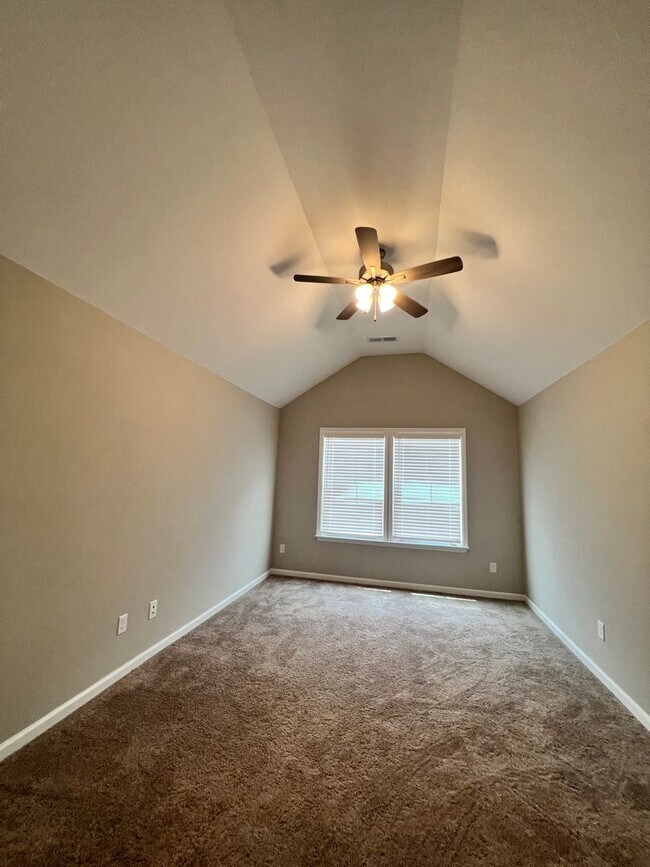 Building Photo - 3BR/2.5 BATH Townhome with Garage & Fenced...