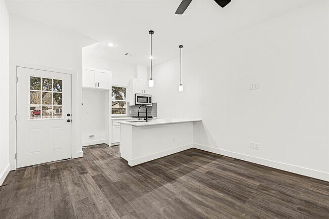 Building Photo - 106 Armstrong St
