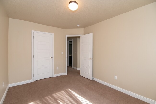 Building Photo - 3201 W Desert Lily Dr