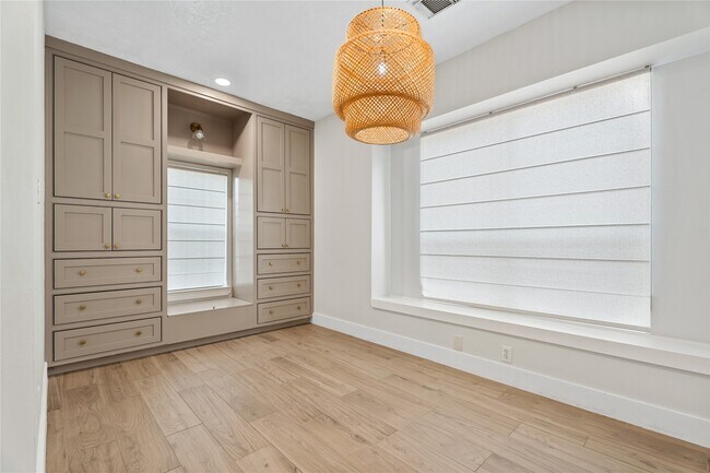 Building Photo - 23742 River Pl Dr