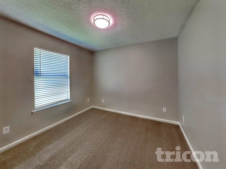 Building Photo - 2773 Acorn Park Dr N