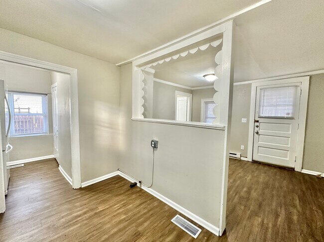 Building Photo - 706 Bluff St