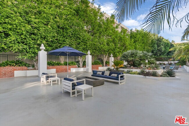 Building Photo - 7135 Hollywood Blvd