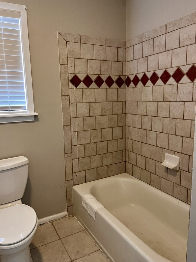 Building Photo - 1010 Holt St