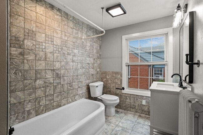 Building Photo - Rare Kenwood Townhome, Across from Campus