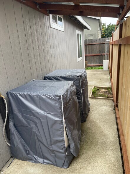 Washer and dryer - 2529 Crommelin Ave