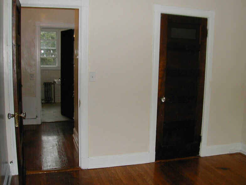 Building Photo - 4135 Roland Ave