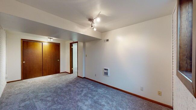 Building Photo - AVAILABLE DECEMBER 16th! Large Duplex in B...