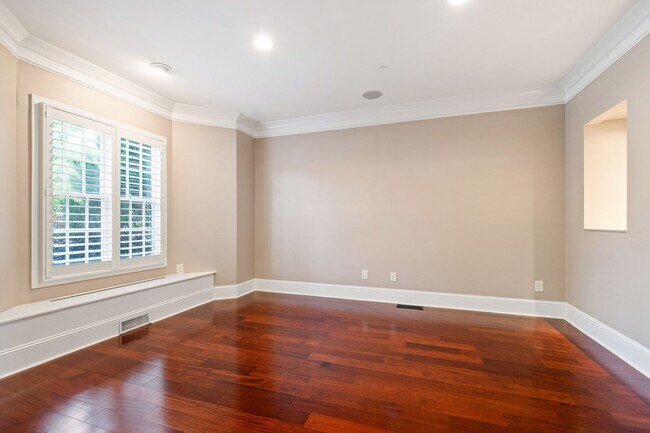 Building Photo - Elegant 5-Bedroom Residence with Luxurious...