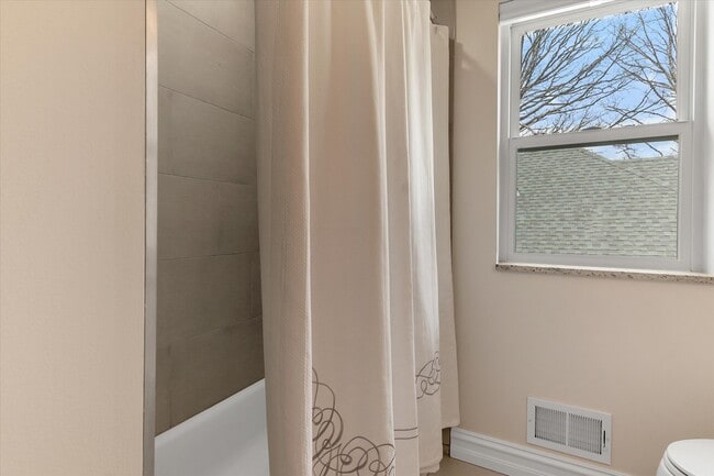 Building Photo - 37440 Curwood Dr