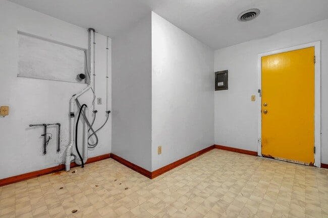 Building Photo - 123 Columbia Dr