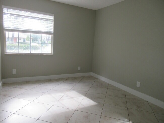 Building Photo - 4111 NW 114th Ave