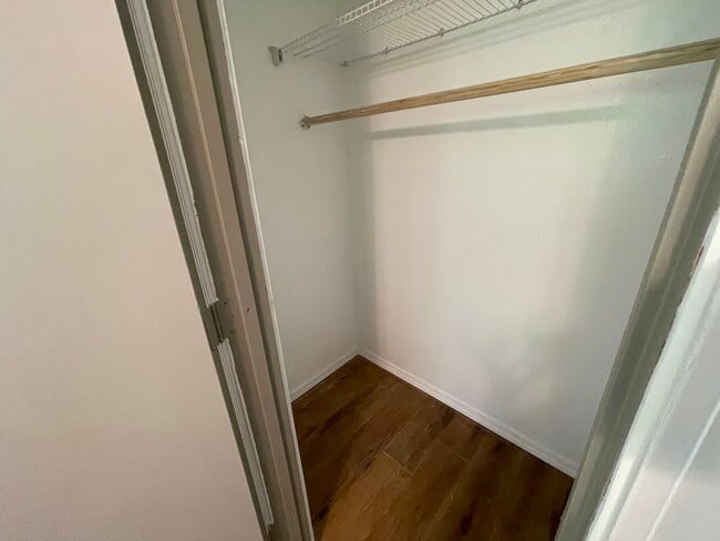 Building Photo - Lake Drive