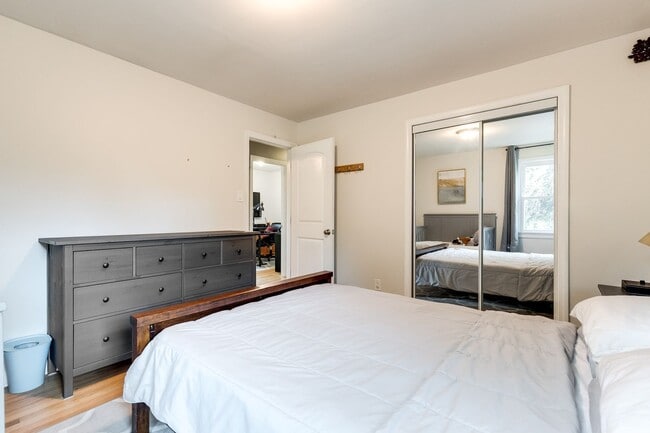 Building Photo - Charming 3 Bedroom Rancher Available Early...