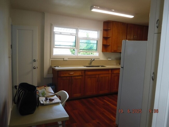 Building Photo - At Home in Manoa 2/1/1