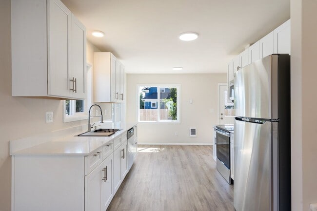 Building Photo - Beautiful 4 bedroom, 2 bathroom home in Lents Neighborhood!