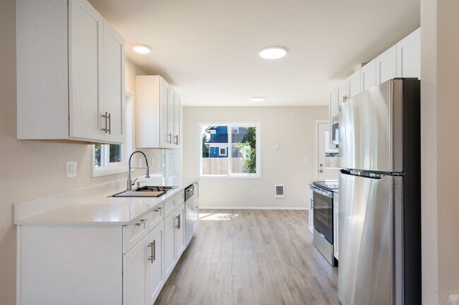 Building Photo - Spacious 4-Bed Home w/ Finished Basement & Fenced Yard – Lents Neighborhood