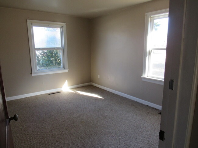 Building Photo - 636 W Washington St