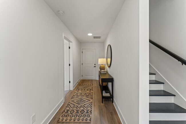 Building Photo - 3 bedroom 3 1/2 bath townhome with 2 car garage in Madison, gated community, Close to I-65/Riverg...