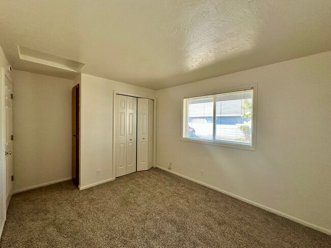 Building Photo - 5954a