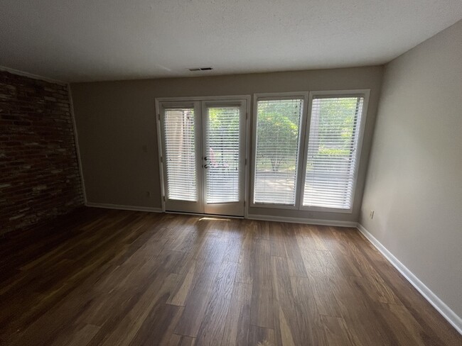 Building Photo - 606 Oak Tree Dr