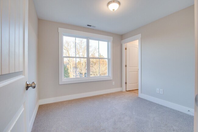 Building Photo - Townhome For Lease