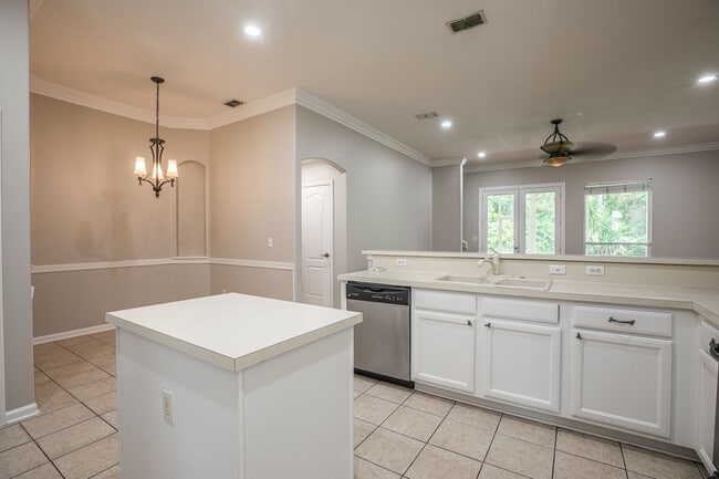 Building Photo - Stunning home in desirable neighborhood