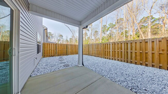 Building Photo - Like New Townhome