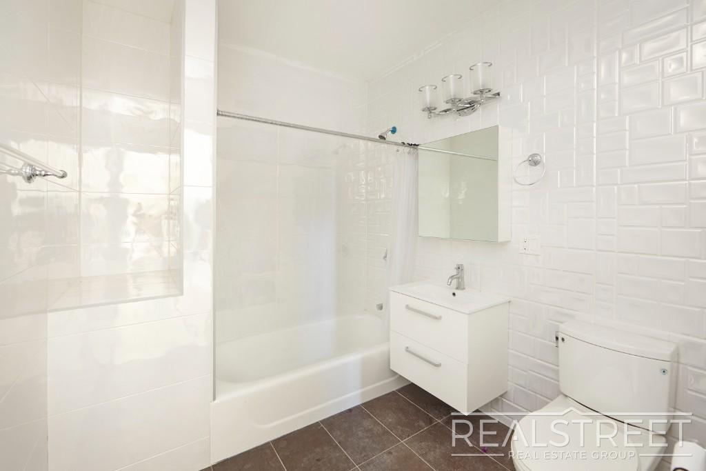 Building Photo - LUXURY PENTHOUSE 2 BR Loft WITH PRIVATE ROOF DECK in Queens! + 1 MONTH FREE!