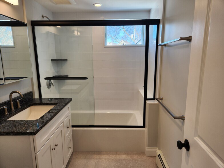 Building Photo - 17 Roundy St