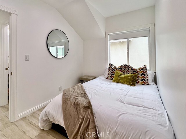 Building Photo - 24033 1/2-24032 Welby Way