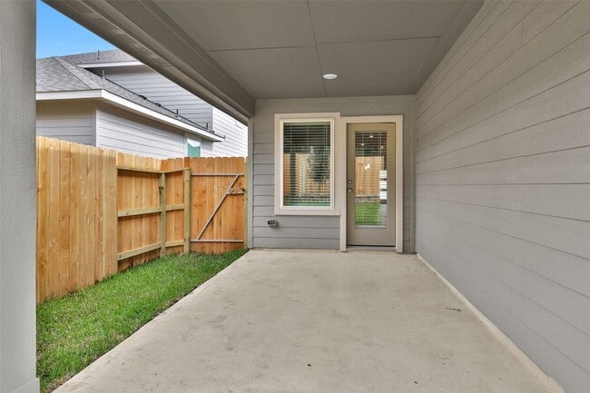 Building Photo - 18095 Martin Pines Dr