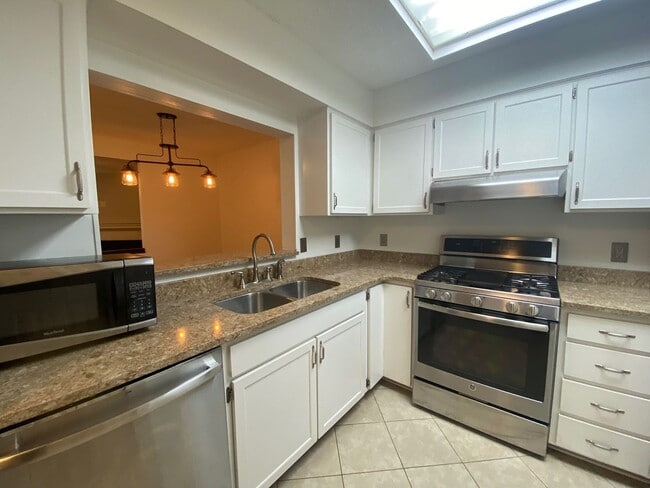 Building Photo - 1730 Beechwood Cir N