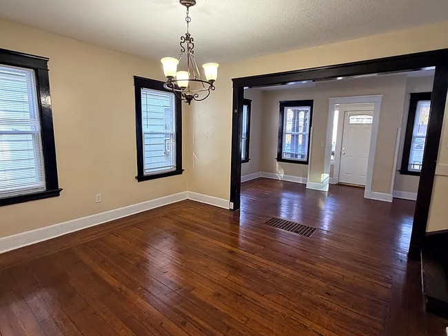 Building Photo - Newly renovated 3 BR Single family house with living and dining room