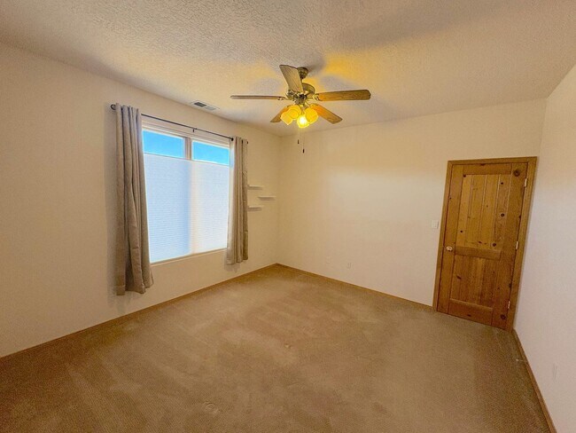 Building Photo - Immaculate 3 bedroom in Rio Rancho! Stunni...