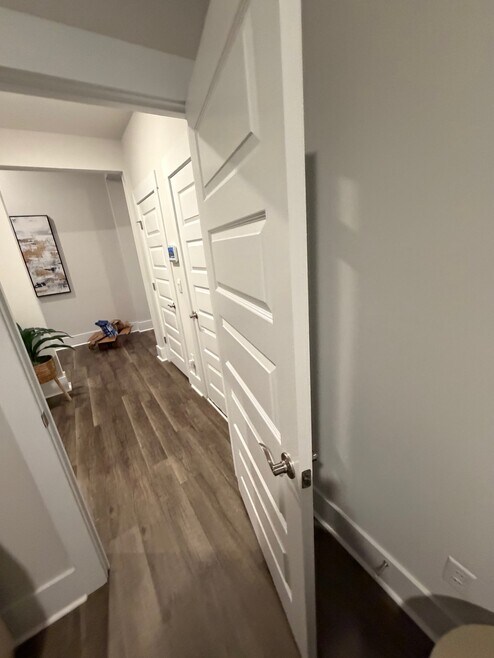 Building Photo - 5093 Roundhead Dr