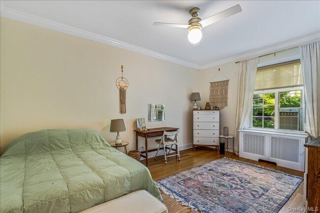 Building Photo - 38-30 Douglaston Pkwy