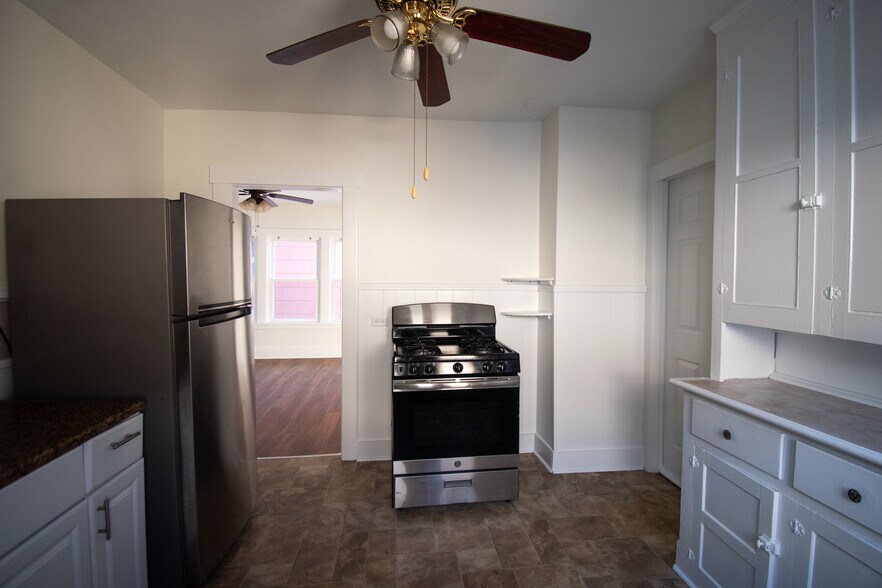 Kitchen - 25 Sterling Ave