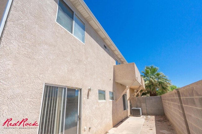 Building Photo - Fresh Carpet! Spacious 5-Bedroom Townhome
